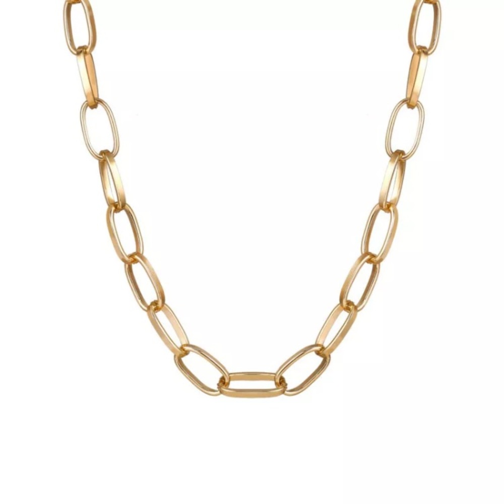 Exaggerated gold chain necklace.